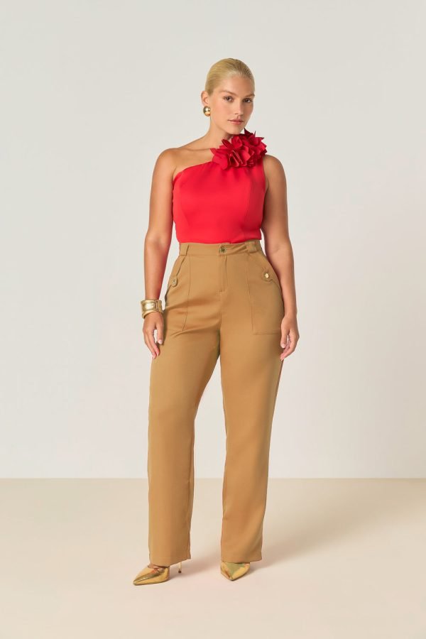 Calça Reta Bolsos Sobrepostos Detalhe Botão