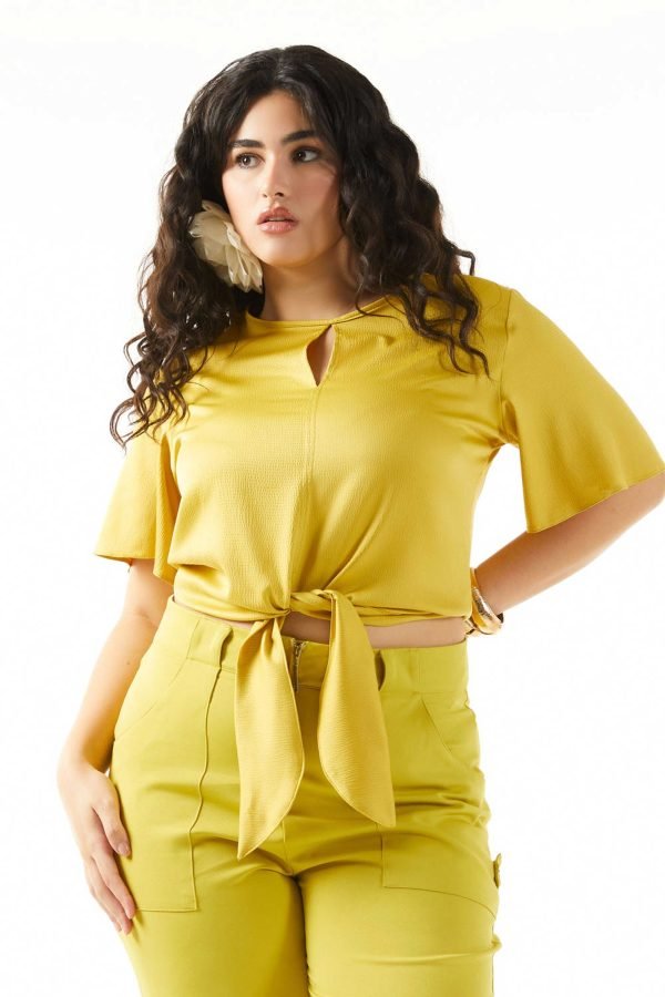 BLUSA COM ABERTURA NO DECOTE E AMARRAÇÃO NA BARRA - Image 2