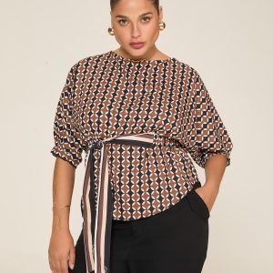 Blusa estampada, mangas morcego e amarração