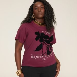 T-Shirt Over Cava Deslocada Estampa Frontal