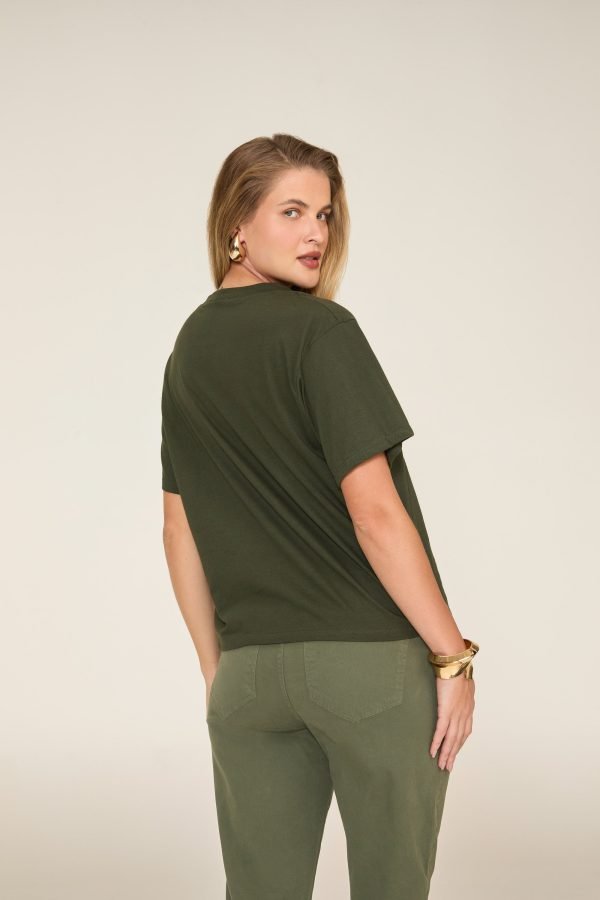 T-Shirt over gola canoa com estampa frontal foil - Image 3