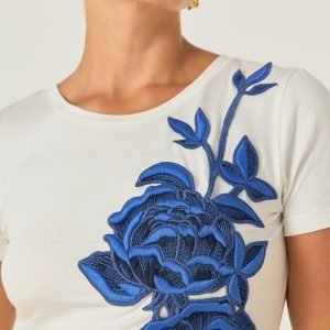 T-Shirt Bordada Flor Localizada