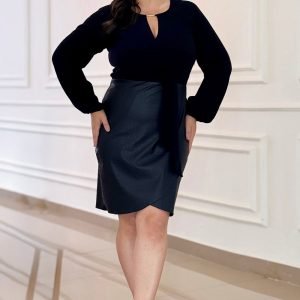 Vestido com transpasse e amarração na lateral e mangas raglan
