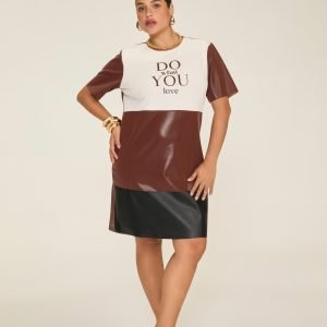 Vestido curto com recortes em PU e estampa frontal