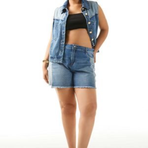 BERMUDA JEANS COM RECORTES LATERAIS E BARRA DESFIADA
