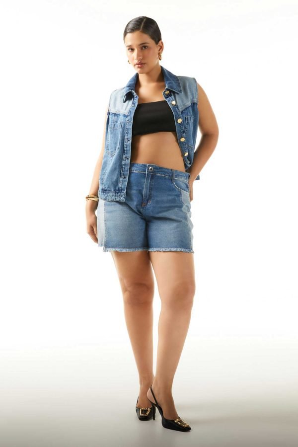 BERMUDA JEANS COM RECORTES LATERAIS E BARRA DESFIADA