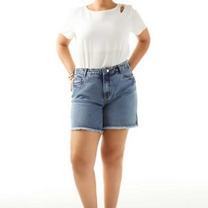 BERMUDA JEANS DIAMOND COM BARRA DESFIADA E DETALHE CÓS EM REBITES