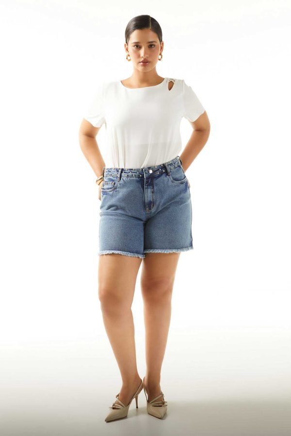 BERMUDA JEANS DIAMOND COM BARRA DESFIADA E DETALHE CÓS EM REBITES