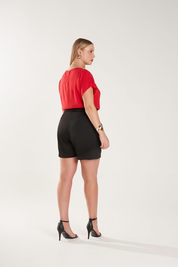 SHORTS COM BOLSOS SOBREPOSTOS FRONTAIS; DETALHE COM MARTINGALE - Image 3